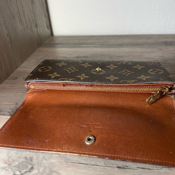 LOUIS VUITTON Sarah Long Monogram Wallet - Picture 6 of 10